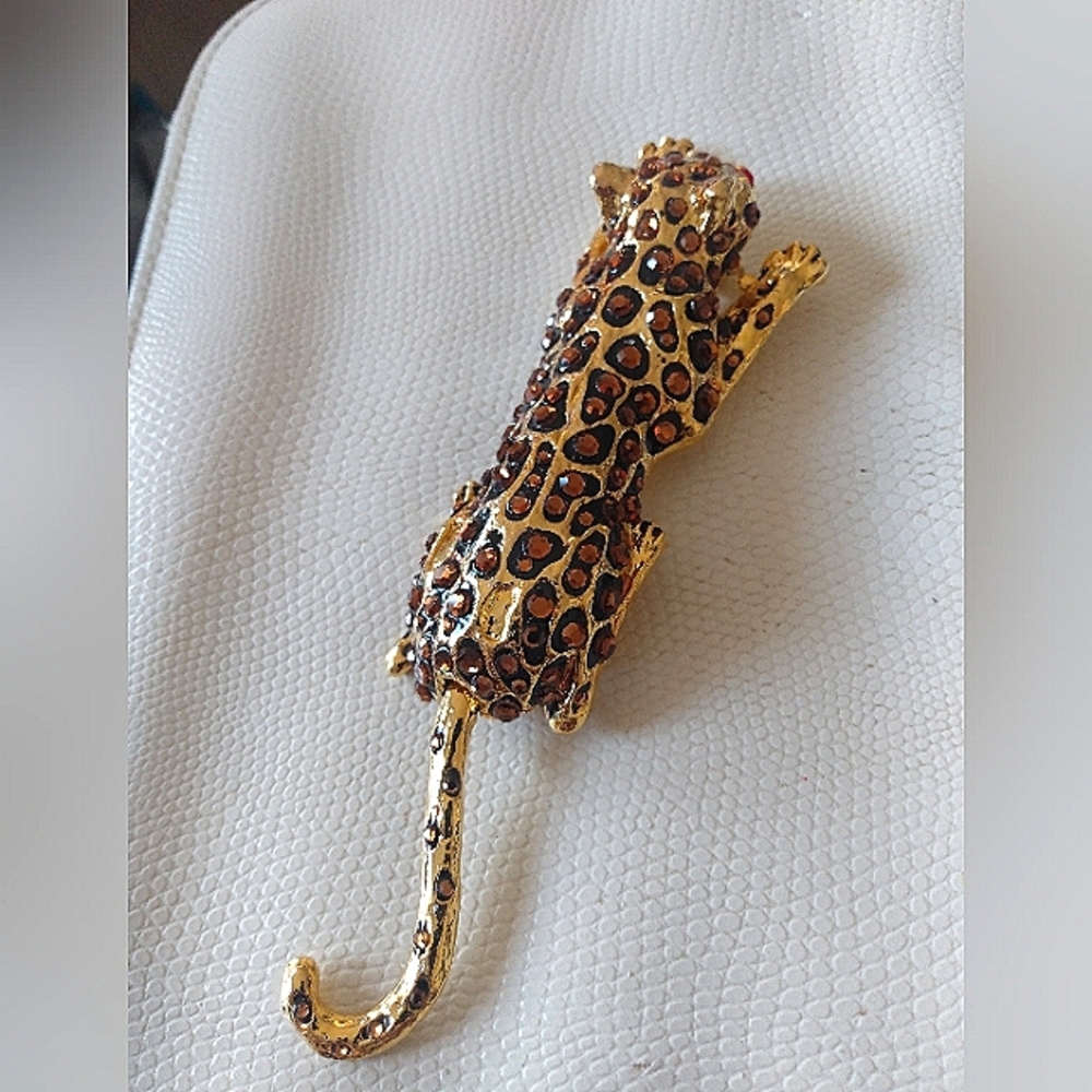 Huge animal print brooch! Gorgeous!